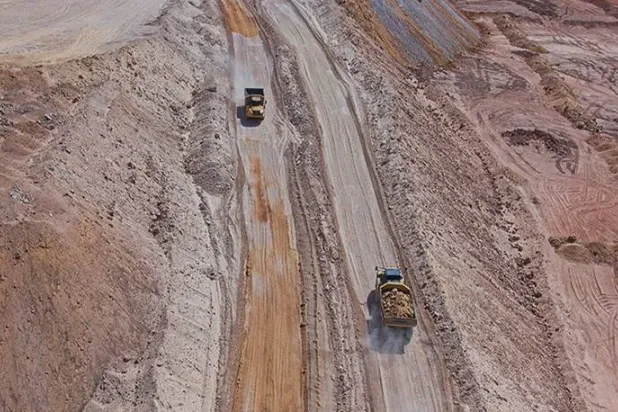 شاحنات تعمل في منجم للمعادن (صندوق الاستثمارات العامة السعودي)