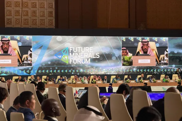 وزير الصناعة والثروة المعدنية السعودي بندر الخريّف يتحدث في مستهل الاجتماع الوزاري الدولي (الشرق الأوسط)