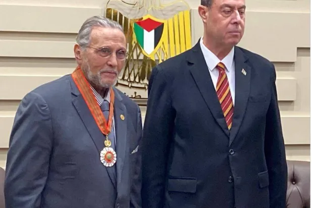 الدكتور محمد الكحلاوي يتسلم نجمة الاستحقاق الفلسطينية من السفير دياب اللوح (اتحاد الآثاريين العرب)