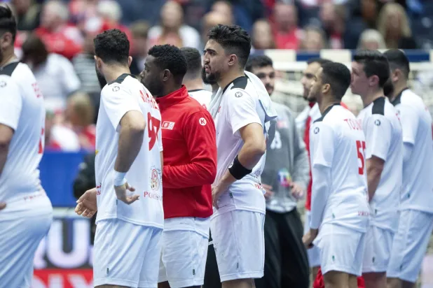 حسرة لاعبي المنتخب التونسي لكرة اليد عقب الخسارة أمام إيطاليا (إ.ب.أ)