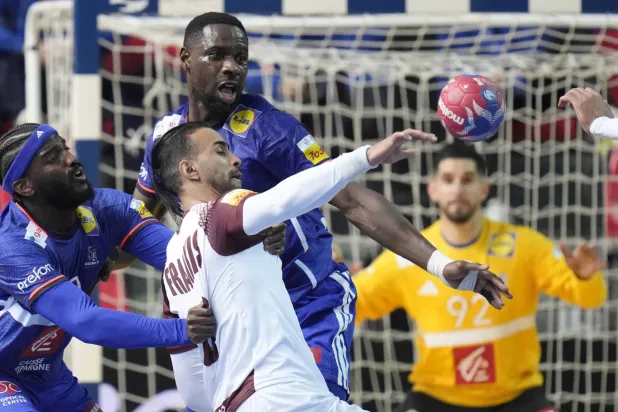 جانب من مواجهة قطر وفرنسا ضمن منافسات كأس العالم لكرة اليد (أ.ب)