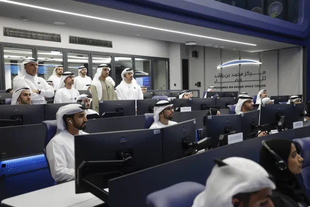الشيخ محمد بن راشد آل مكتوم يراقب إطلاق القمر الاصطناعي «محمد بن زايد سات» من مركز التحكم في مركز محمد بن راشد للفضاء في دبي.