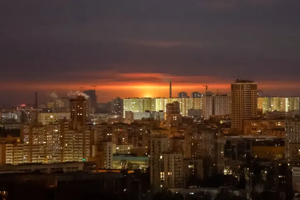 انفجار طائرة مسيّرة في سماء العاصمة الأوكرانية كييف أثناء غارة روسية، وسط هجوم روسيا على أوكرانيا، 14 يناير 2025 (رويترز)