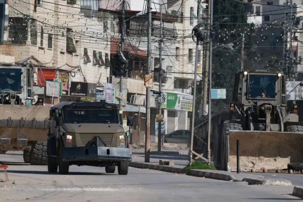 قوات الاحتلال الإسرائيلي تشتبك خلال عملية عسكرية في قرية قباطية بالقرب من مدينة جنين بالضفة الغربية يوم 10 يناير 2025 (إ.ب.أ)