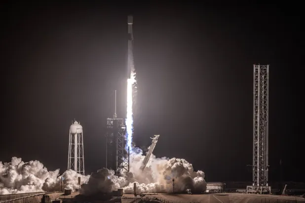 انطلقت مهمة «Blue Ghost Mission 1» على متن صاروخ «SpaceX Falcon 9» من مجمع الإطلاق «A39» التابع لوكالة «ناسا» في مركز كيندي للفضاء التابع للوكالة في كيب كانافيرال بولاية فلوريدا (إ.ب.أ)