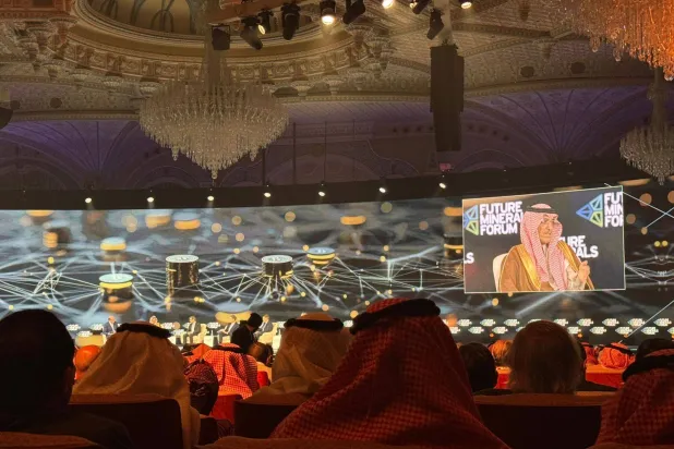 وزير المالية السعودي محمد الجدعان خلال جلسة حوارية في «مؤتمر التعدين 2025» (الشرق الأوسط)