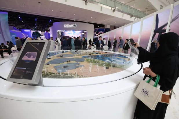 زوار جناح شركة «مصدر» الإماراتية في القمة العالمية لطاقة المستقبل 2025 (إ.ب.أ)