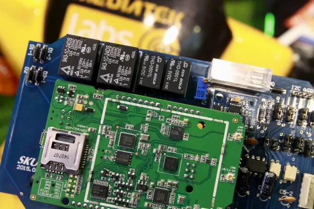 رقائق «ميديا تك» على لوحة تطوير خلال معرض «كومبيوتكس» في تايبيه (رويترز)