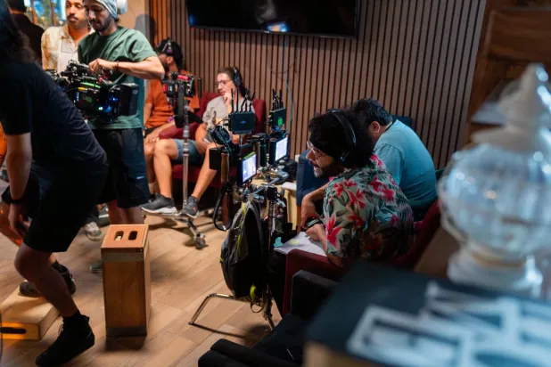 المخرج حكيم جمعة أثناء تصوير مسلسل طراد (الشرق الأوسط)