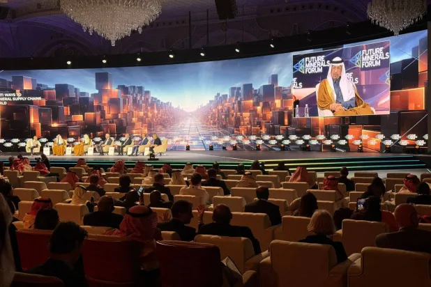 وزير الاستثمار السعودي خالد الفالح خلال جلسة حوارية بمؤتمر التعدين الدولي (الشرق الأوسط)