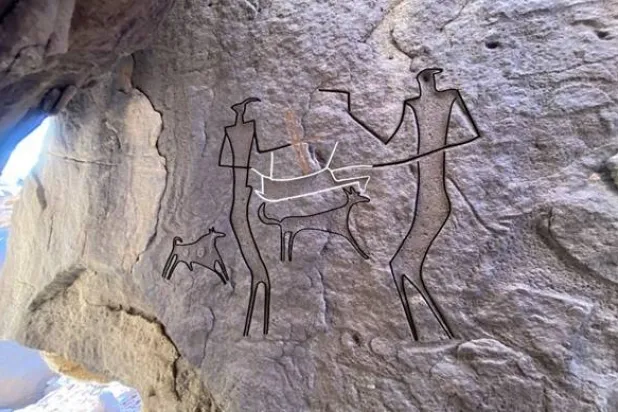 رسم صخري لرجل من المرجح أنه يعود للعصر الحجري الحديث على أقل تقدير شمال غربي الشملي في جبال عرنان (بطولة الأمير عبد العزيز بن سعد الدولية للبوميرنغ)