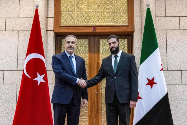 أحمد الشرع خلال استقباله وزير الخارجية التركي هاكان فيدان في دمشق 22 ديسمبر الماضي (أ.ف.ب)