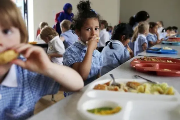 إجبار الآباء لأطفالهم على إنهاء وجباتهم قد يؤدي إلى تأجيج أزمة السمنة (رويترز)