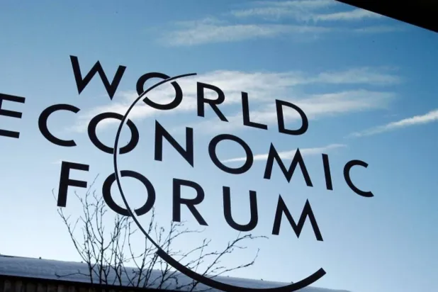 شعار «منتدى دافوس» (رويترز)
