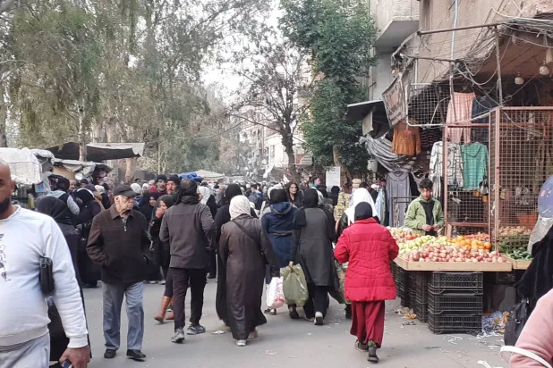 مدخل سوق شعبية في منطقة الزاهرة جنوب دمشق ويظهر فيها ازدحام المارة (الشرق الأوسط)