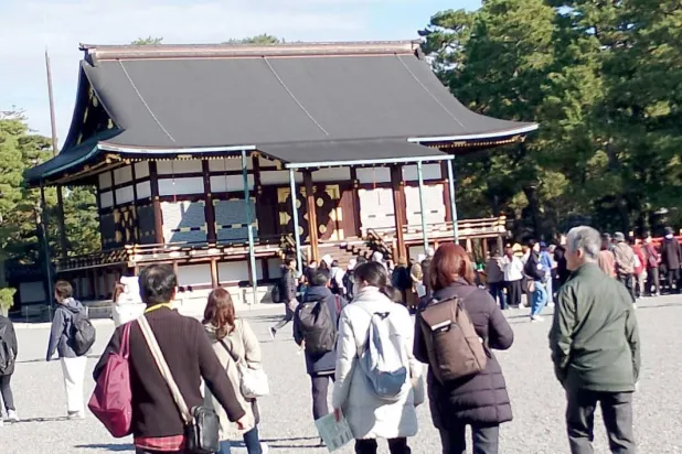 سياح من مختلف  انحاء العالم يتجهون إلى حيث أحد أقدم منتزهات مدينة كيوتو(الشرق الأوسط)