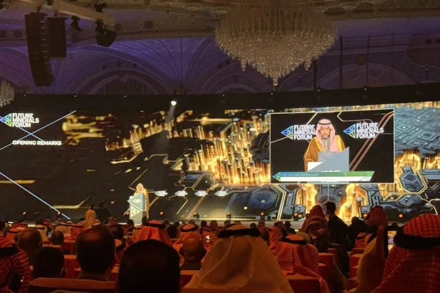 وزير الصناعة والثروة المعدنية يُلقي كلمته في افتتاح المؤتمر (الشرق الأوسط)