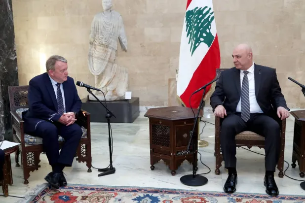 Lübnan Cumhurbaşkanı Joseph Avn dün (Çarşamba) Baabda Sarayı'nda Danimarka Dışişleri Bakanı Lars Lökke Rasmussen ile bir araya geldi. (EPA)