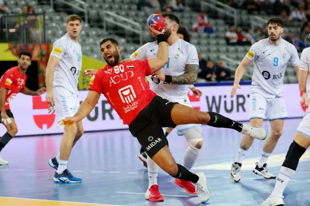 إحدى الهجمات للمنتخب المصري على مرمى الأرجنتين (رويترز) 