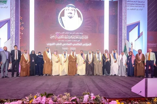 الأمير فيصل بن مشعل في صورة تذكارية مع المشاركين من أنحاء العالم (إمارة القصيم)