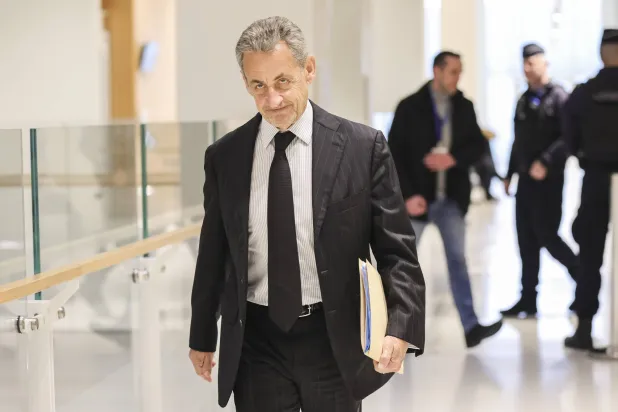  نيكولا ساركوزي لحظة دخوله المحكمة التي تنظر بالاتهامات الموجّهة إليه (إ.ب.أ)