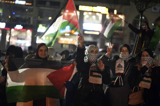 احتفالات في إسطنبول بإعلان التوصل إلى اتفاق وقف إطلاق النار في غزة (أ.ب)