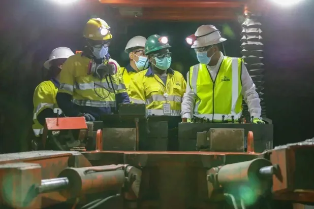 مهندسون أثناء أعمال حفر وتنقيب في أحد مواقع منطقة «الدرع العربي» بالسعودية (واس)