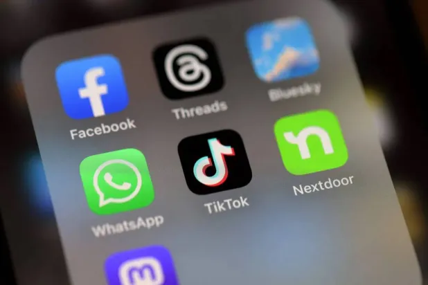 انتشرت حسابات على مواقع التواصل الاجتماعي تعمل على تغذية الوقيعة بين شعوب عربية (أرشيفية - أ ف ب)