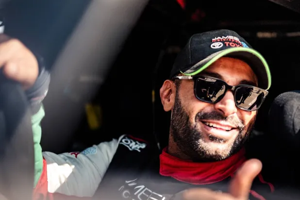 يواجه الراجحي منافسة شرسة من الجنوب أفريقي هينك لاتيغان الذي يتصدر الترتيب (رالي داكار)