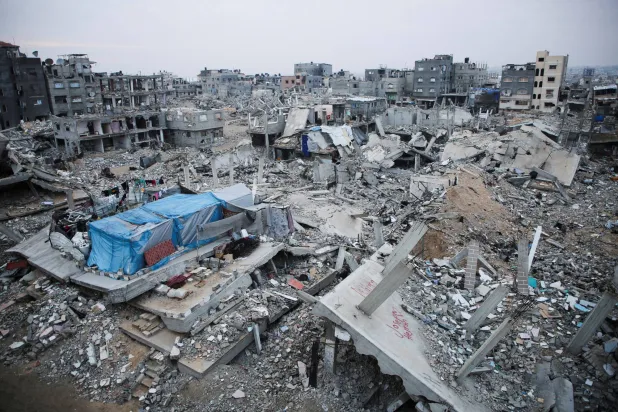 جانب من الدمار الذي خلفته غارات إسرائيلية سابقة بمدينة غزة... يوم 16 يناير 2025 (رويترز)