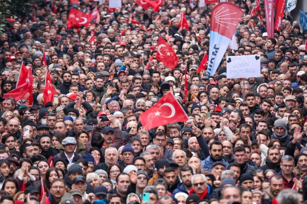 آلاف من أنصار حزب «الشعب الجمهوري» احتشدوا أمام بلدية بشكتاش في إسطنبول رفضاً لاعتقال رئيسها المنتخب (موقع الحزب)
