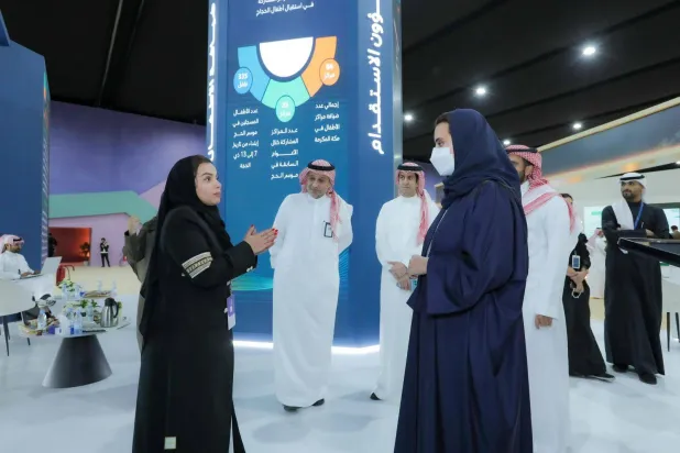 موظفون في جناح وزارة الموارد البشرية والتنمية الاجتماعية السعودية بأحد المؤتمرات (منصة إكس)