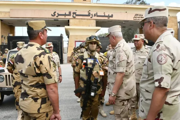 رئيس أركان الجيش المصري في زيارة سابقة إلى معبر رفح البري (أرشيفية - المتحدث العسكري)
