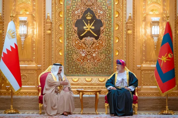 السلطان هيثم بن طارق والملك حمد بن عيسى خلال جلسة مباحثات في مسقط الثلاثاء (بنا)