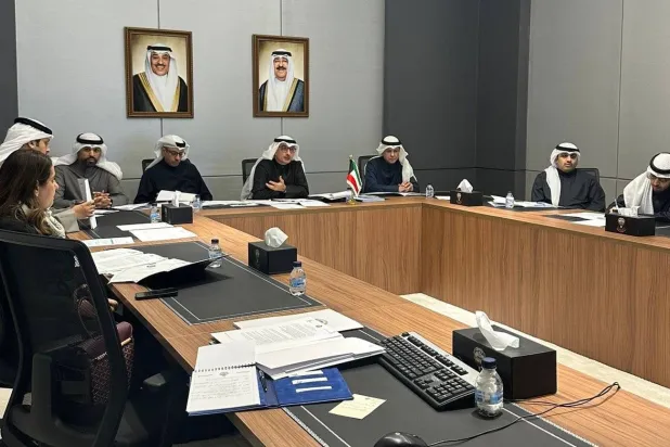 نجيب البدر مساعد وزير الخارجية الكويتي لدى ترؤسه الاجتماع الافتراضي الخليجي الخميس (كونا)