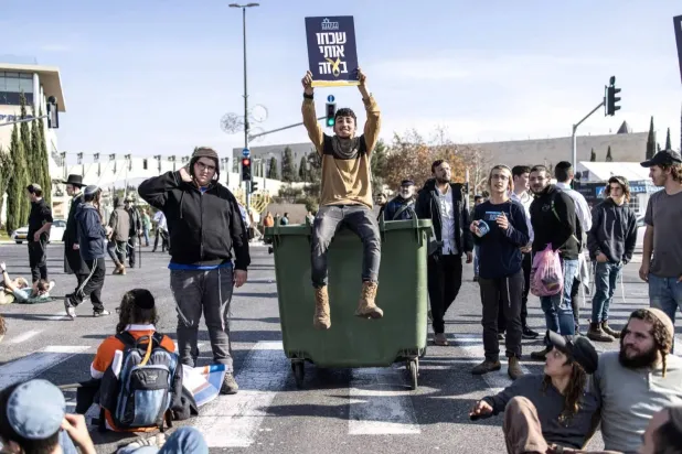 Israelis block road in Jerusalem, demanding agreement implementation and hostage release (AFP)