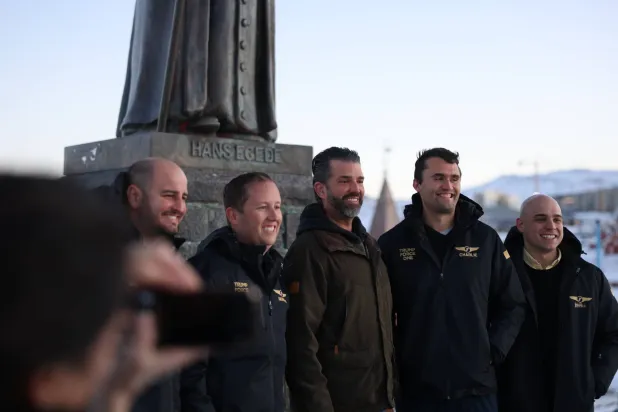 دونالد ترمب جونيور خلال زيارته إلى غرينلاند (إ.ب.أ)