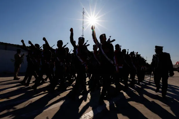 أفراد من قوات الأمن العراقية خلال استعراض في الموصل يوم 9 يناير 2025 (رويترز)