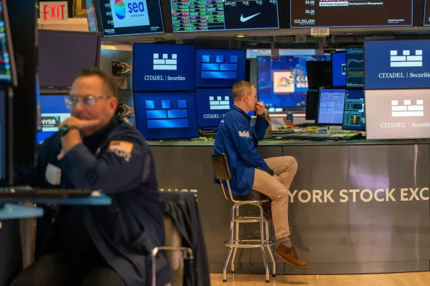 متداولون يعملون في قاعة بورصة نيويورك (أ.ف.ب)