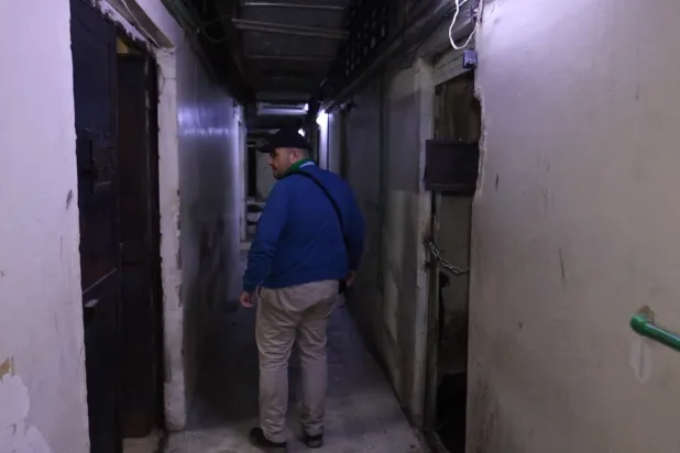 منير الفقير عضو مؤسس «رابطة معتقلي ومفقودي سجن صيدنايا» في جولة على سجنه مع «الشرق الأوسط»