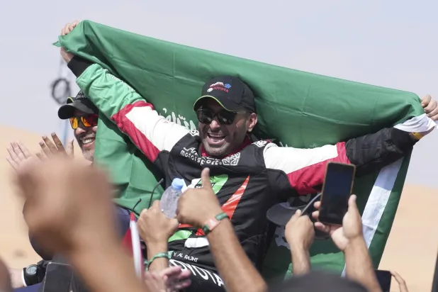 السعودي يزيد الراجحي محتفلاً بالإنجاز التاريخي (أ.ب)