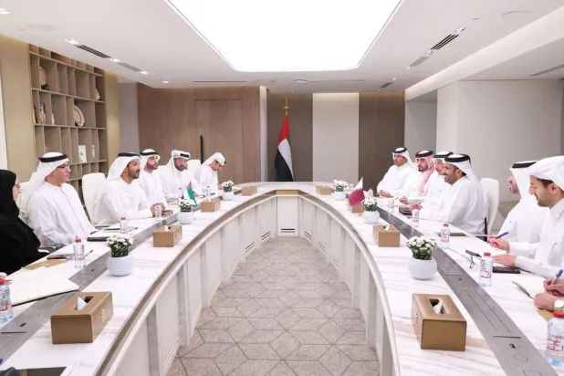 عبد الله بن طوق المري وزير الاقتصاد الإماراتي مع الشيخ فيصل بن ثاني بن فيصل آل ثاني وزير التجارة والصناعة القطري خلال الاجتماع (وام)