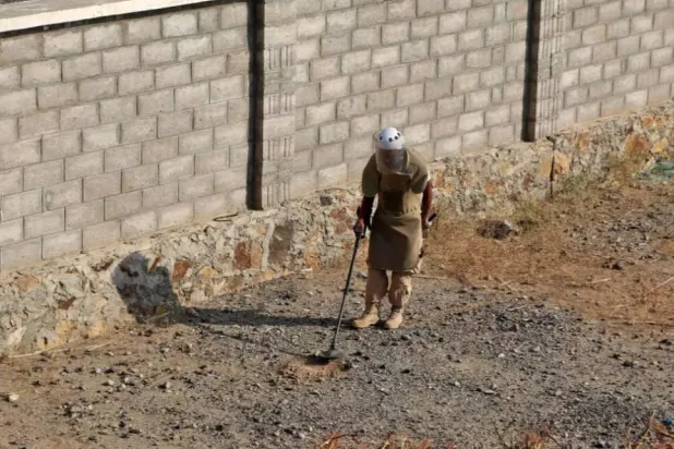 عضو في فريق يمني لمكافحة الألغام خلال حملة توعوية بمحافظة الحديدة (أ.ف.ب)