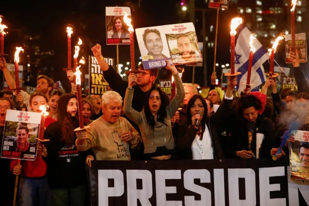 خلال احتجاج يطالب بعودة الرهائن الإسرائيليين في تل أبيب 16 يناير 2025 (رويترز)