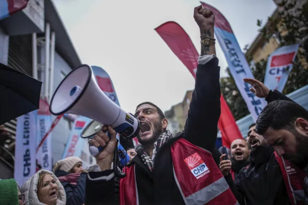 أنصار حزب «الشعب الجمهوري» يتظاهرون ضد اعتقال رئيس بلدية بشكتاش في إسطنبول (أ.ب)