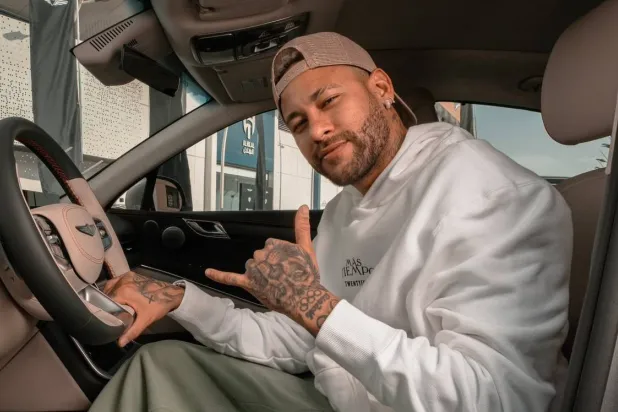 نيمار لاعب فريق الهلال حرمته الإصابة من الحضور الدائم (نادي الهلال) 