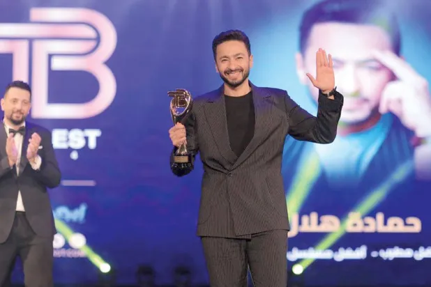 هلال خلال تكريمه بإحدى الجوائز نهاية العام الماضي (حسابه على {فيسبوك})