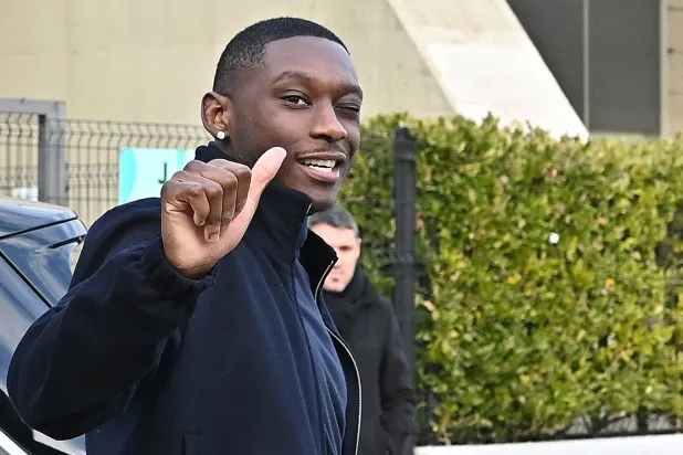 راندال كولو مواني في طريقه للفحص الطبي في تورينو استعداداً للانضمام إلى يوفنتوس (إ.ب.أ)