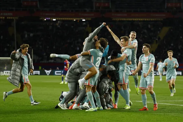 لاعبو أتلتيكو مدريد وفرحة عارمة بالفوز على برشلونة (رويترز)