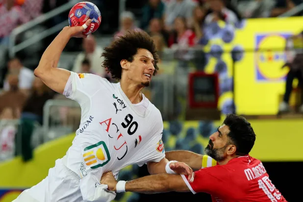 علي الزين نجم منتخب مصر يسدد على مرمى البحرين في مونديال اليد (رويترز)